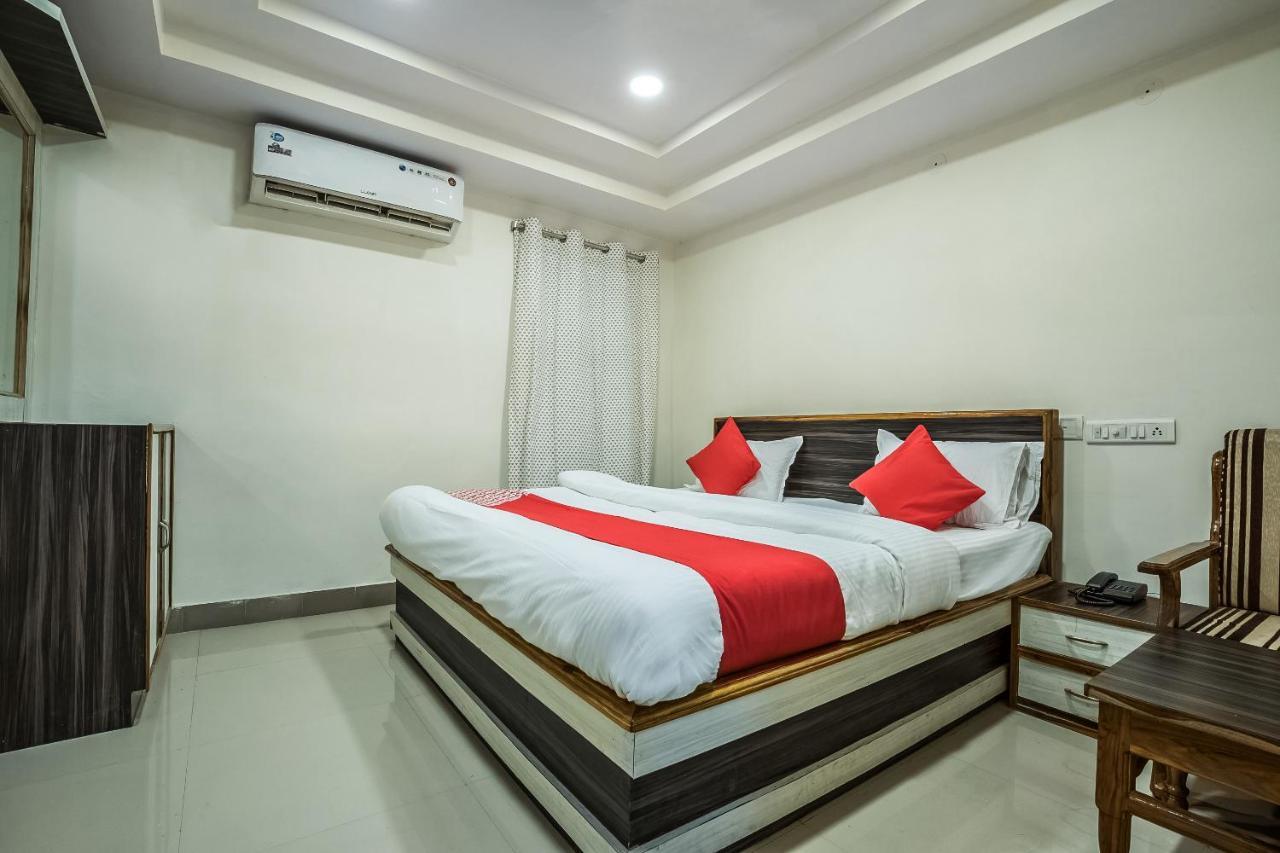 Oyo Hotel Crystal Warangal Luaran gambar